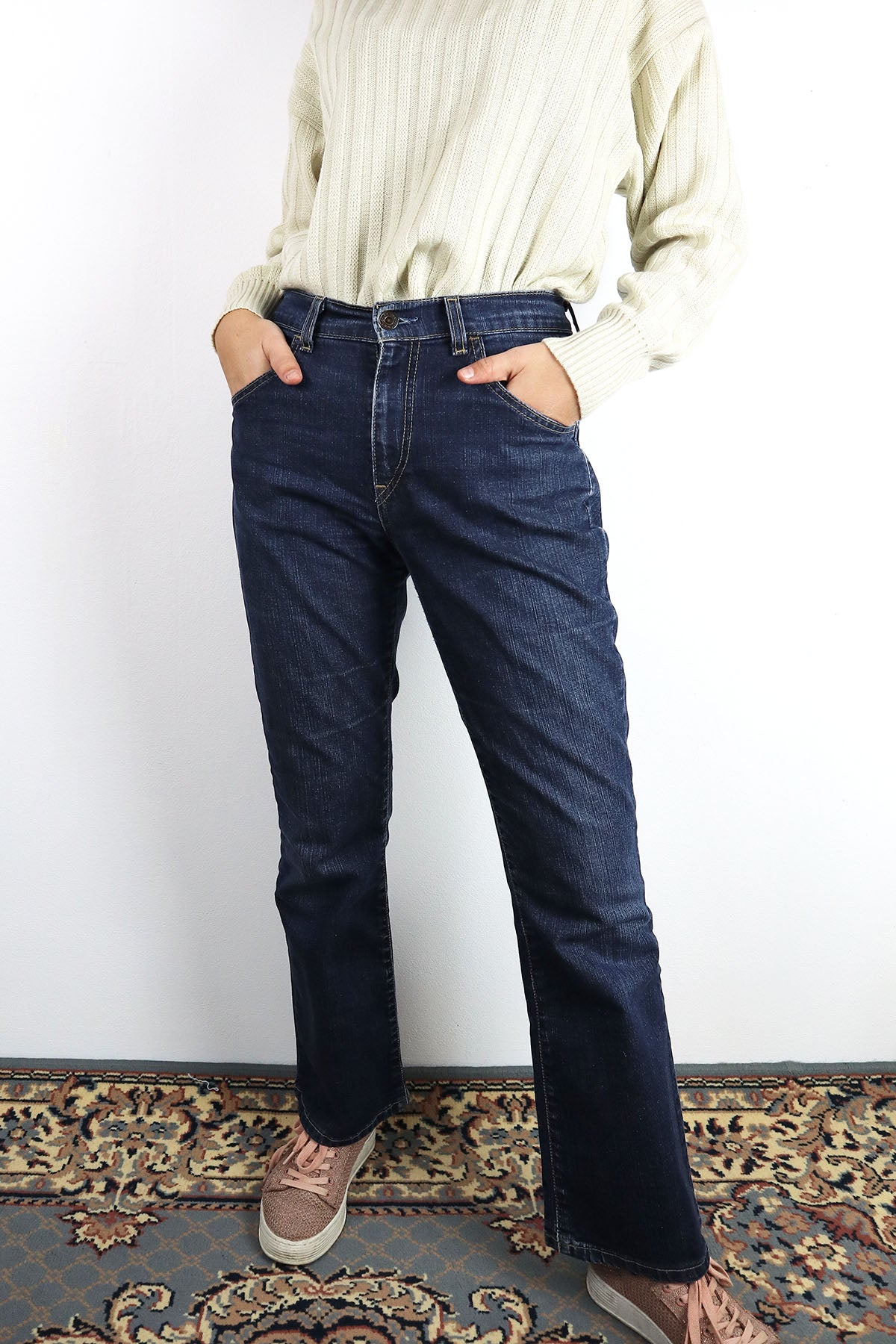 Model mit jeans und Pullover